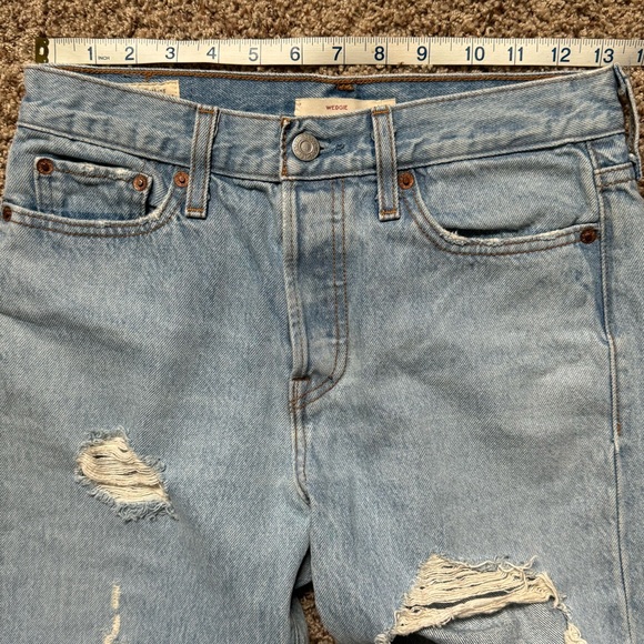 Levi’s premium wedgie light wash distressed jeans size 26 in great condition - Picture 2 of 5